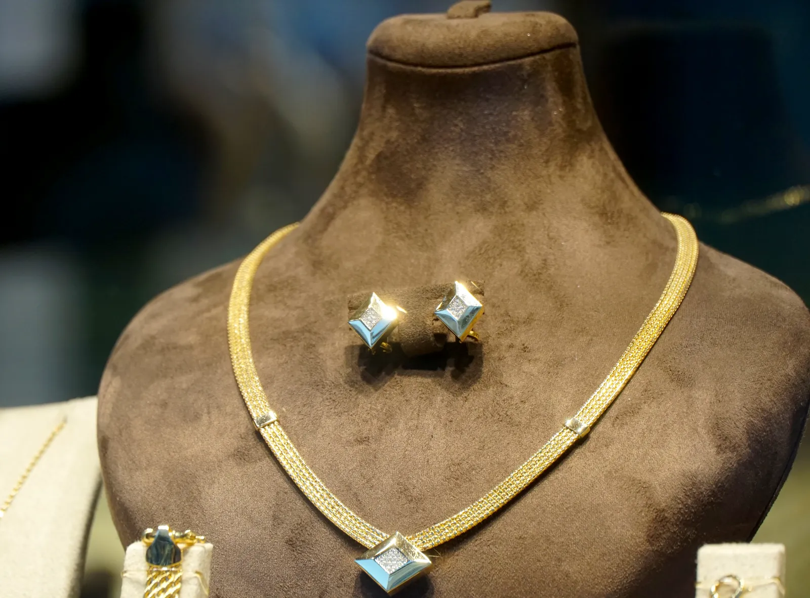 Gold jewelry sets